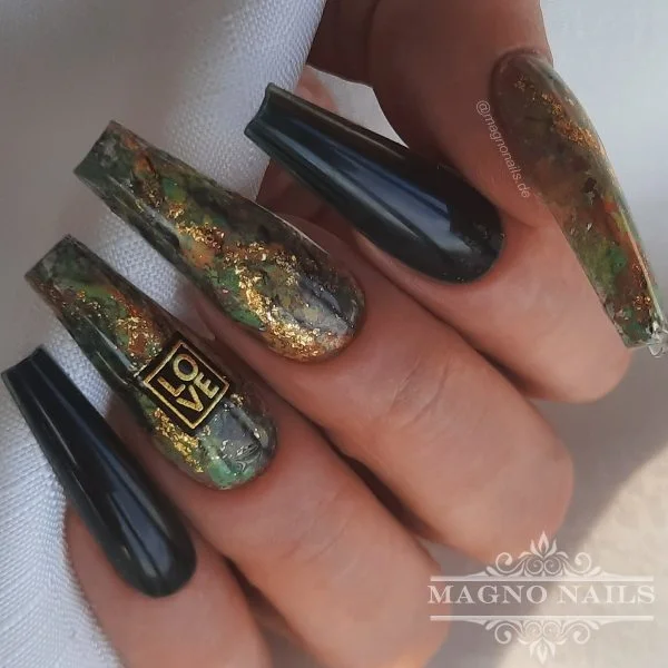 Dunkel Grün Dunkelgrün Gold Herbstnägel Autumn Nageldesign Ideen Nägelideen passende Muster Herbst